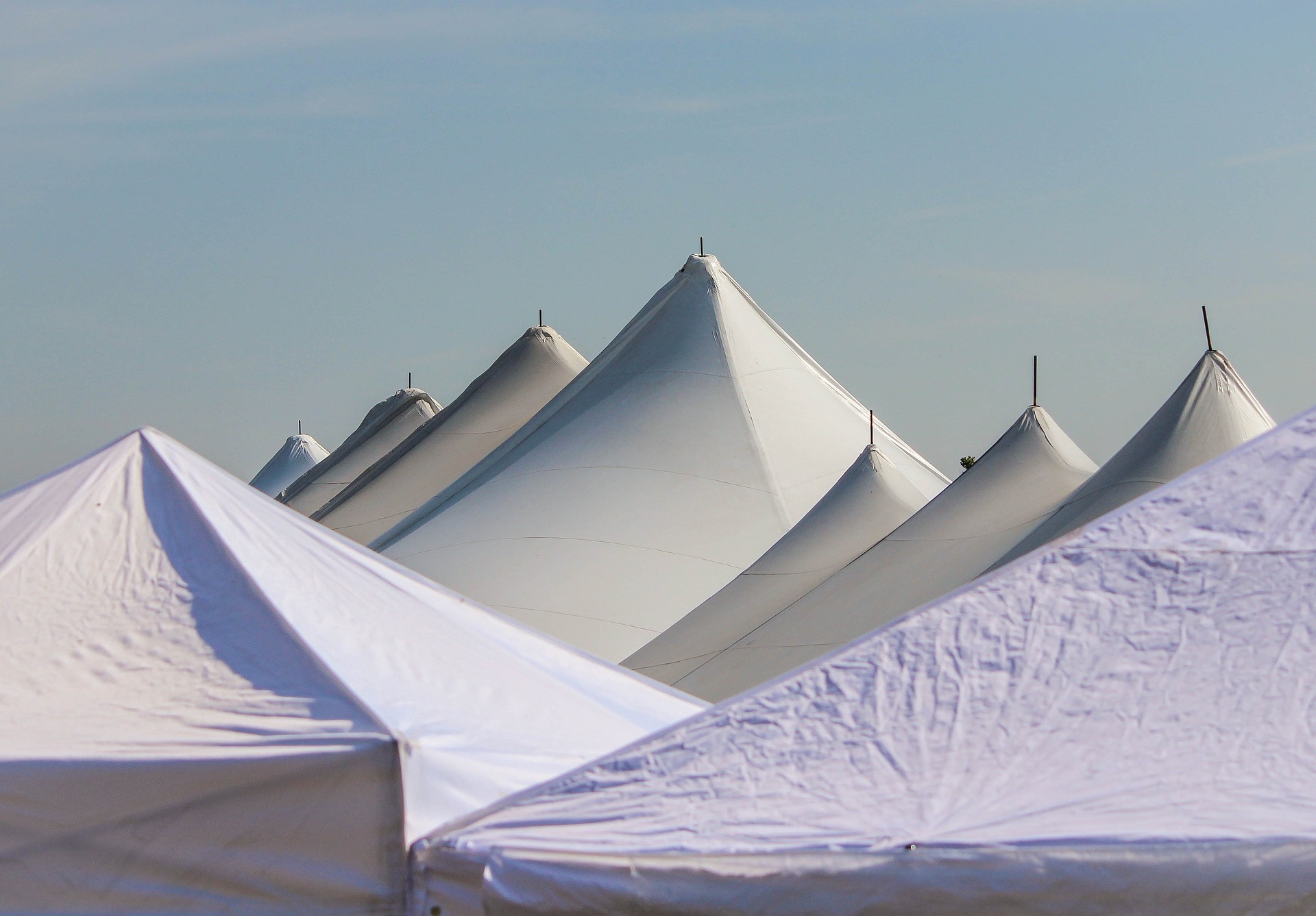 Hale namiotowe – wygodne i elastyczne rozwiązanie dla wielu branż