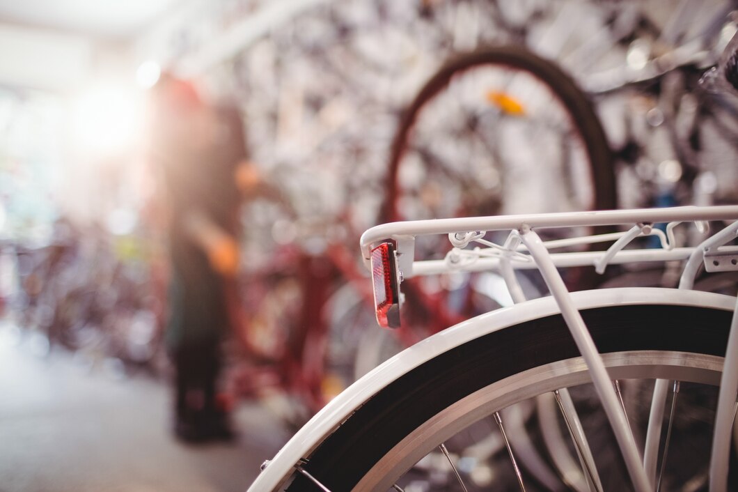 Jak wybrać idealny sprzęt do przewożenia rowerów – poradnik dla podróżujących