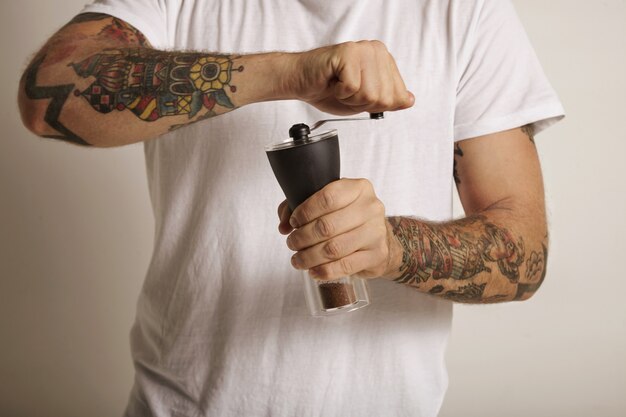 Porównanie tradycyjnych i nowoczesnych technik tatuażu – jak wybrać odpowiednie narzędzia