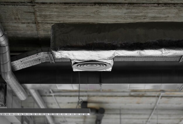 Jak wybrać odpowiednie nasady i wkłady kominowe dla efektywnej wentylacji dachu?