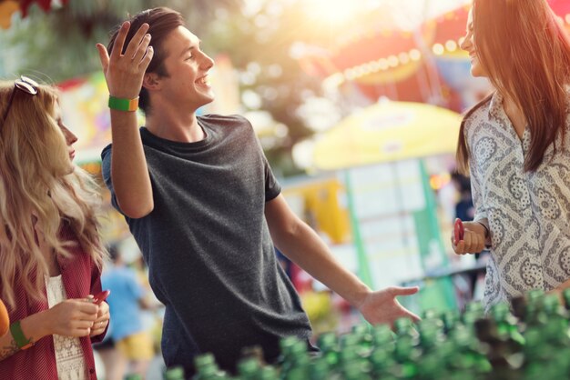 Przewodnik po miejskich festiwalach: jak czerpać radość z lokalnych wydarzeń?