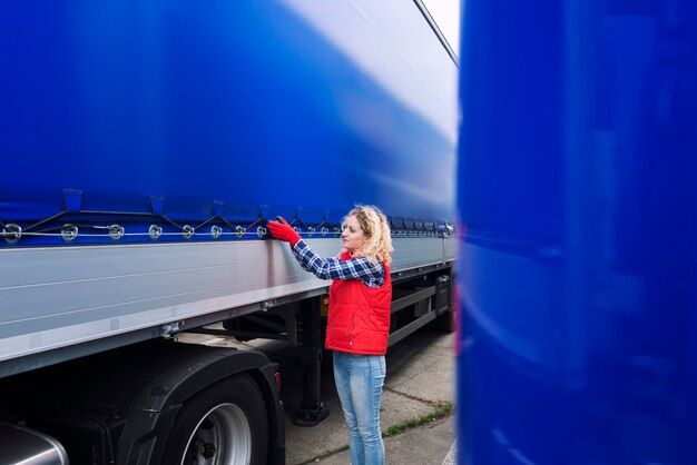 Jakie są kluczowe korzyści z montażu urządzeń zwiększających widoczność na przyczepach i kontenerach?